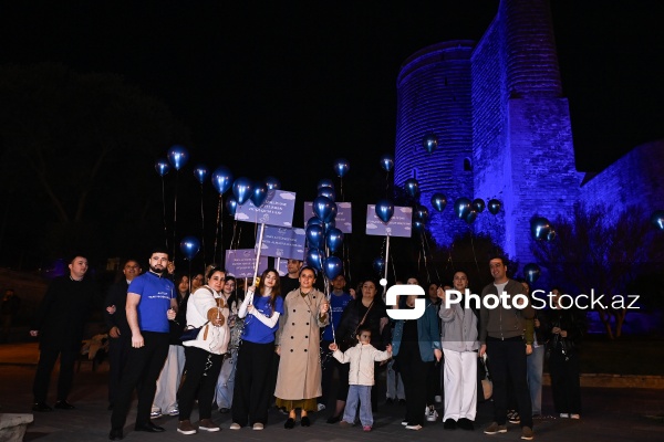 Dünya Autizm Maarifləndirmə Günü ilə əlaqədar mavi rənglə işıqlandırılan Bakı