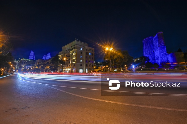 Dünya Autizm Maarifləndirmə Günü ilə əlaqədar mavi rənglə işıqlandırılan Bakı