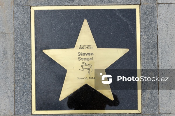 Dünyaca məşhur aktyor Stiven Siqala "Sea Breeze"in şöhrət xiyabanında ulduz verildi