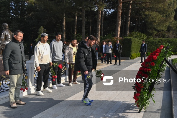 Əfsanəvi futbolçu Lionel Messi və komanda yoldaşları Bakıda Heydər Əliyevin məzarına əklil qoyublar