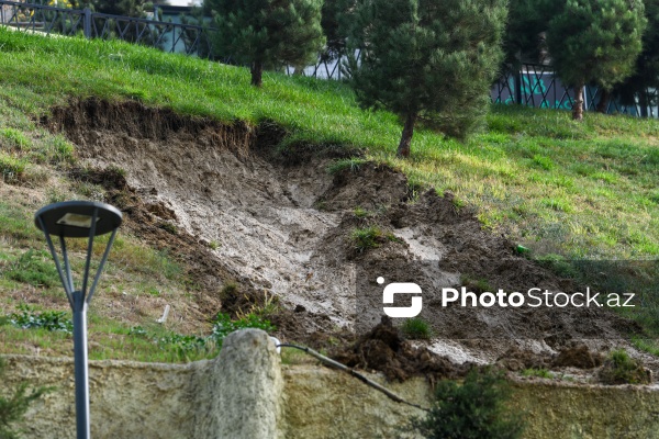 Əhmədli qəsəbəsində baş verən torpaq sürüşməsi