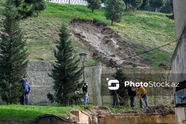 Əhmədli qəsəbəsində baş verən torpaq sürüşməsi