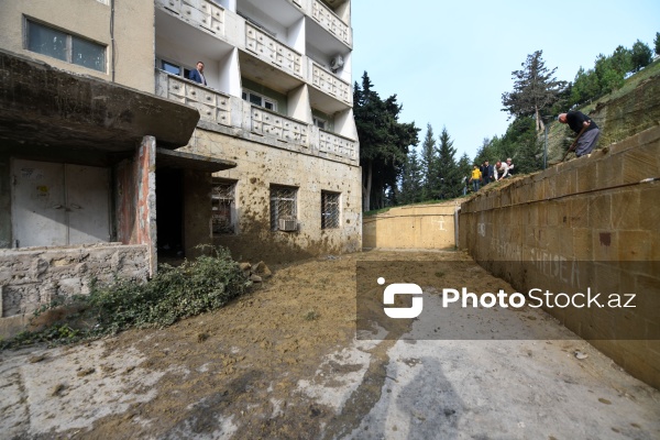 Əhmədli qəsəbəsində baş verən torpaq sürüşməsi