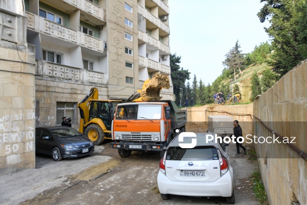 Əhmədli qəsəbəsində baş verən torpaq sürüşməsi