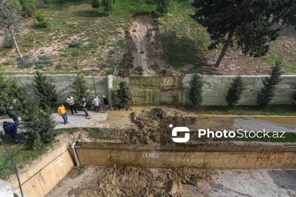 Əhmədli qəsəbəsində baş verən torpaq sürüşməsi