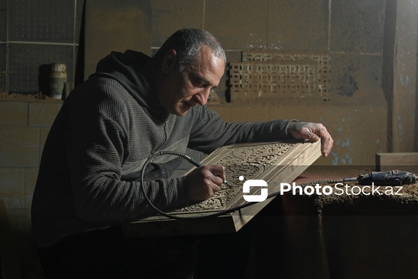 Ağac materiallarından müxtəlif əl işləri hazırlayan Ayaz usta