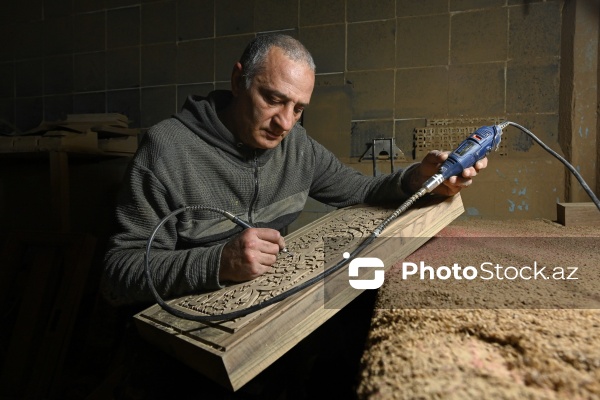 Ağac materiallarından müxtəlif əl işləri hazırlayan Ayaz usta