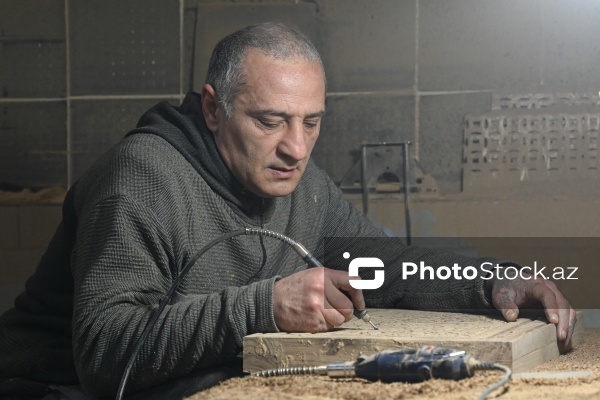 Ağac materiallarından müxtəlif əl işləri hazırlayan Ayaz usta