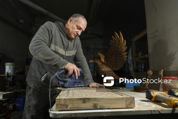 Ağac materiallarından müxtəlif əl işləri hazırlayan Ayaz usta