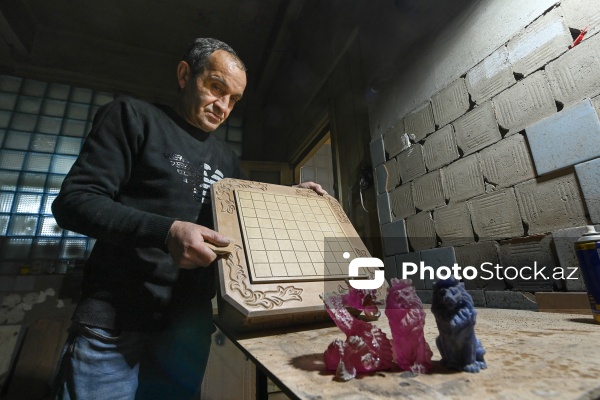 Ağac materiallarından müxtəlif əl işləri hazırlayan Orxan usta