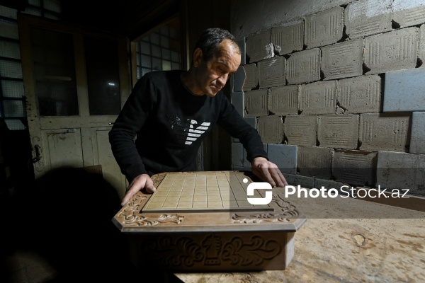 Ağac materiallarından müxtəlif əl işləri hazırlayan Orxan usta