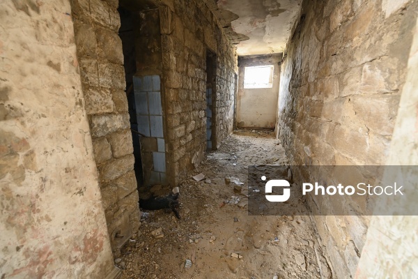 Partladılan məscidin daşlarından inşa edilmiş Əmircanda yerləşən hamam