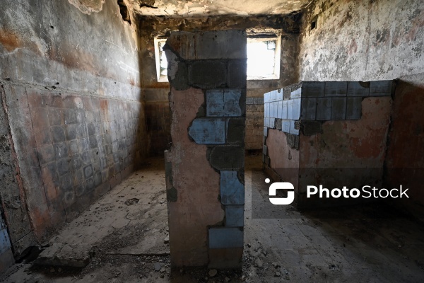 Partladılan məscidin daşlarından inşa edilmiş Əmircanda yerləşən hamam