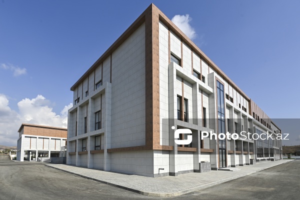 Cəbrayıl şəhərində yerləşən Mehdi Mehdizadə adına tam orta məktəb