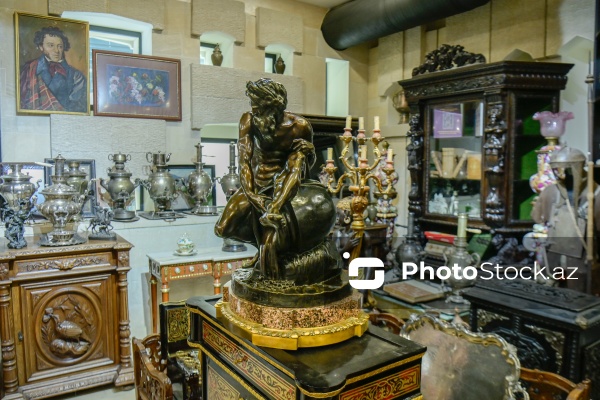 Əsrlərin izini daşıyan əntiq əşyalar