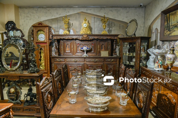 Əsrlərin izini daşıyan əntiq əşyalar