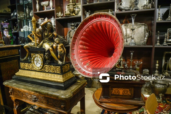 Əsrlərin izini daşıyan əntiq əşyalar