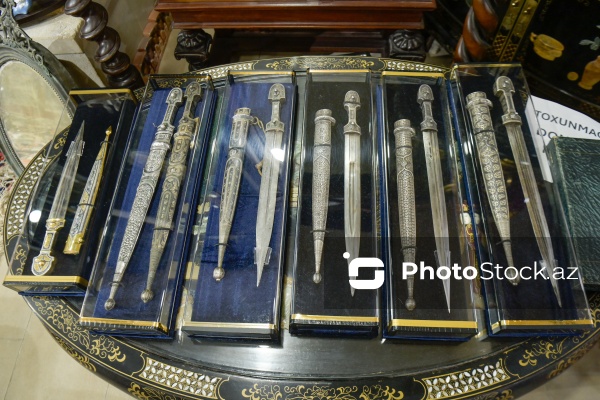 Əsrlərin izini daşıyan əntiq əşyalar