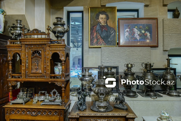 Əsrlərin izini daşıyan əntiq əşyalar