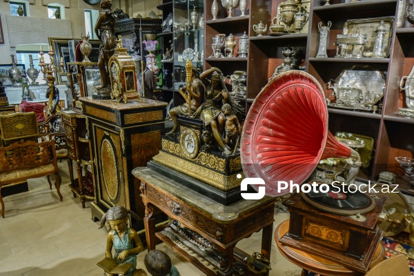 Əsrlərin izini daşıyan əntiq əşyalar