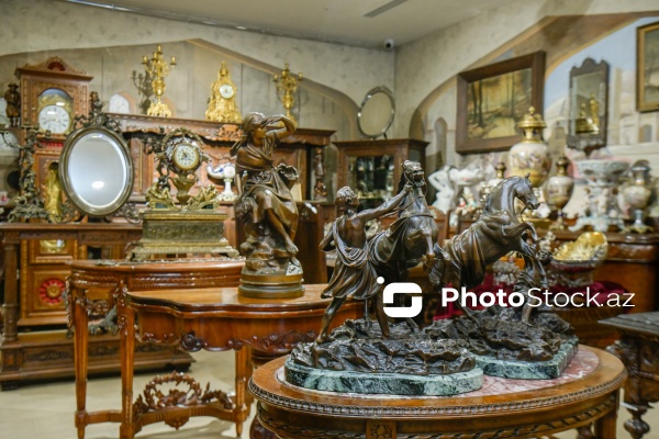 Əsrlərin izini daşıyan əntiq əşyalar