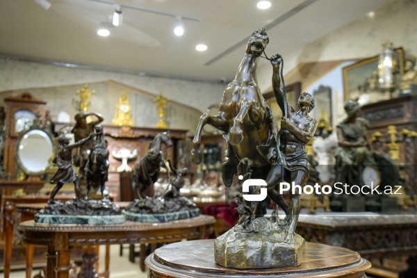 Əsrlərin izini daşıyan əntiq əşyalar