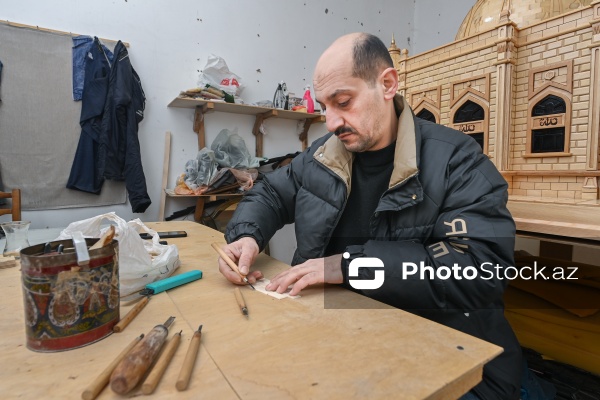 Fatimeyi-Zəhra məscidinin maketini hazırlayan usta Etibar Cəlilov