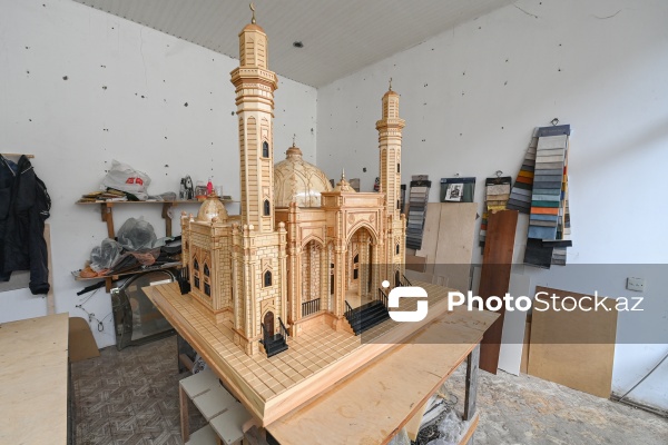 Fatimeyi-Zəhra məscidinin maketini hazırlayan usta Etibar Cəlilov