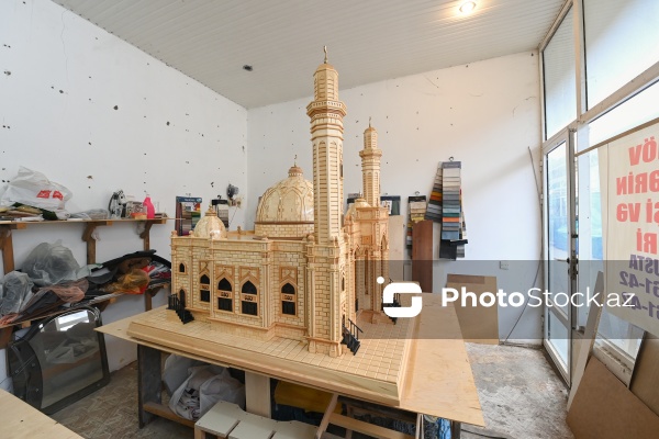 Fatimeyi-Zəhra məscidinin maketini hazırlayan usta Etibar Cəlilov