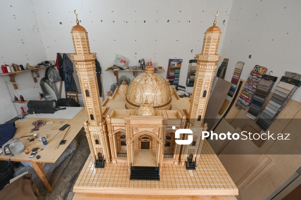 Fatimeyi-Zəhra məscidinin maketini hazırlayan usta Etibar Cəlilov
