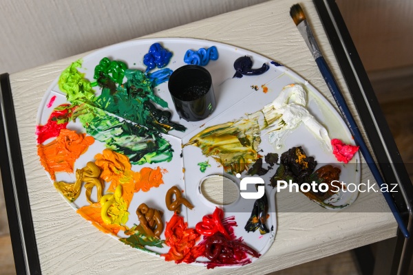 "Fluid art" texnikası ilə əsərlər yaradan rəssam Mehriban Alışova