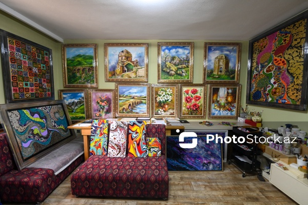 "Fluid art" texnikası ilə əsərlər yaradan rəssam Mehriban Alışova