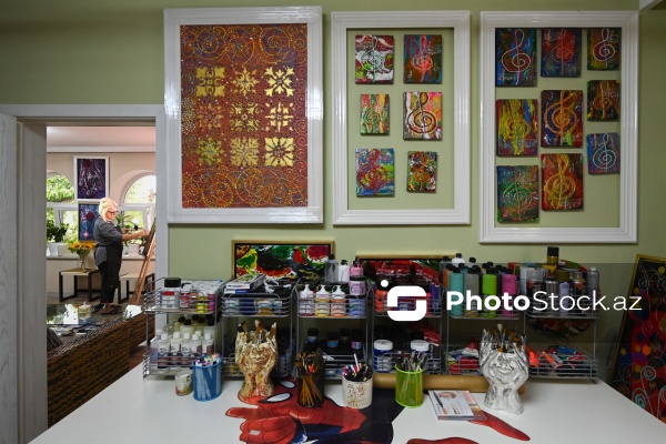 "Fluid art" texnikası ilə əsərlər yaradan rəssam Mehriban Alışova