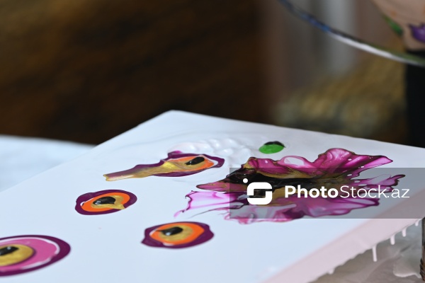 "Fluid art" texnikası ilə əsərlər yaradan rəssam Mehriban Alışova
