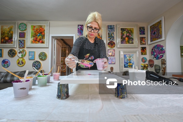 "Fluid art" texnikası ilə əsərlər yaradan rəssam Mehriban Alışova