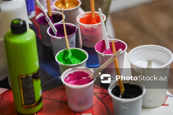 "Fluid art" texnikası ilə əsərlər yaradan rəssam Mehriban Alışova