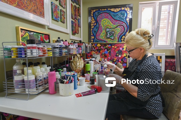 "Fluid art" texnikası ilə əsərlər yaradan rəssam Mehriban Alışova