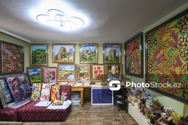 "Fluid art" texnikası ilə əsərlər yaradan rəssam Mehriban Alışova