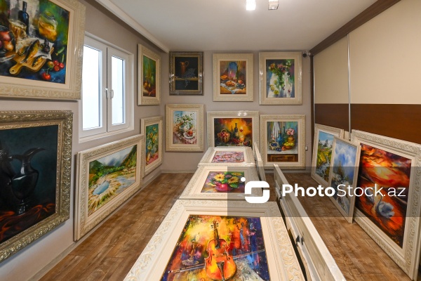 "Fluid art" texnikası ilə əsərlər yaradan rəssam Mehriban Alışova