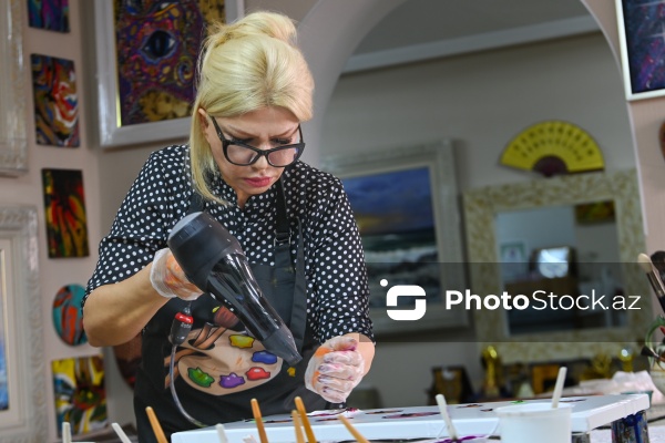 "Fluid art" texnikası ilə əsərlər yaradan rəssam Mehriban Alışova