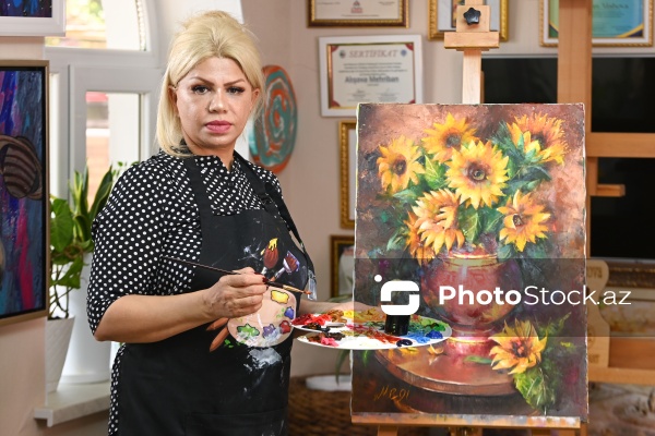 "Fluid art" texnikası ilə əsərlər yaradan rəssam Mehriban Alışova
