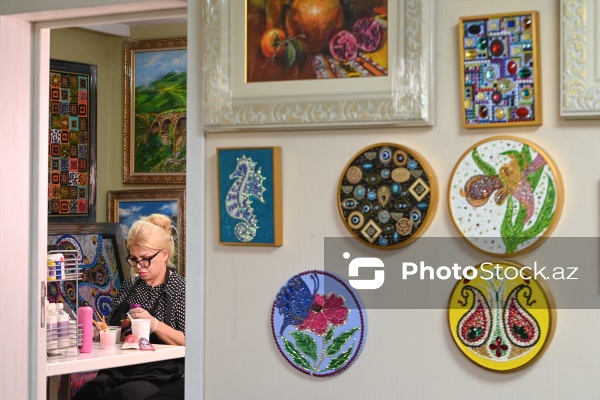 "Fluid art" texnikası ilə əsərlər yaradan rəssam Mehriban Alışova