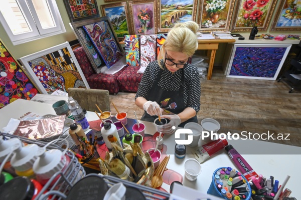 "Fluid art" texnikası ilə əsərlər yaradan rəssam Mehriban Alışova