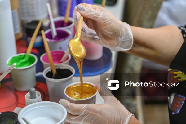 "Fluid art" texnikası ilə əsərlər yaradan rəssam Mehriban Alışova