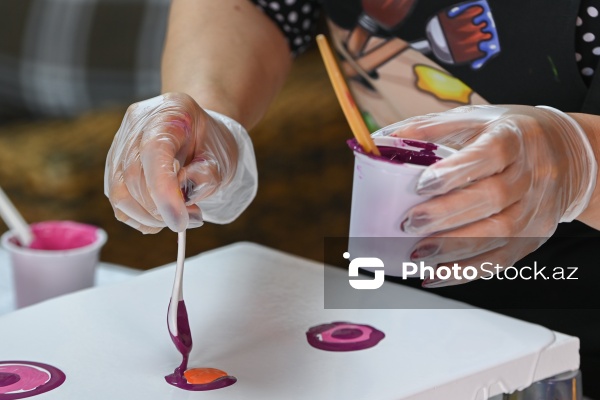"Fluid art" texnikası ilə əsərlər yaradan rəssam Mehriban Alışova