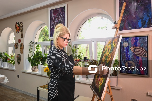 "Fluid art" texnikası ilə əsərlər yaradan rəssam Mehriban Alışova