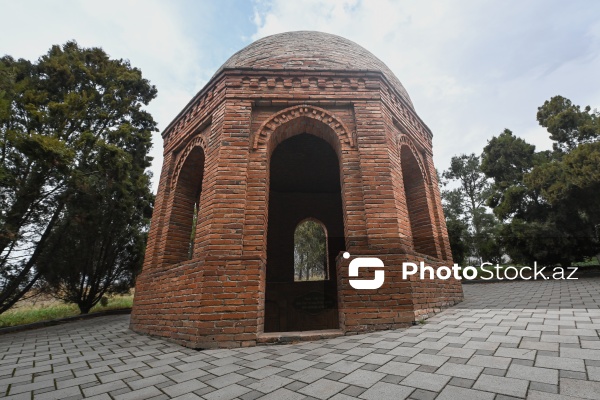 Nizami Gəncəvinin atası və anasının dəfn olunduğu sərdabə