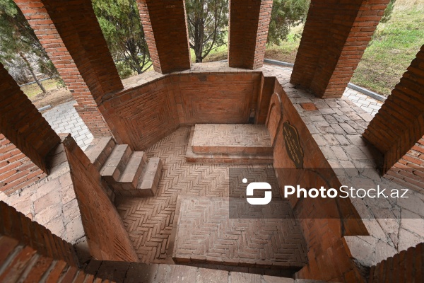 Nizami Gəncəvinin atası və anasının dəfn olunduğu sərdabə