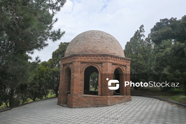 Nizami Gəncəvinin atası və anasının dəfn olunduğu sərdabə