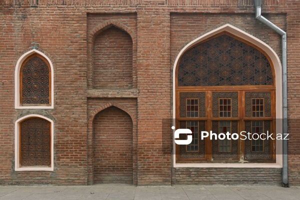 Gəncə şəhərində yerləşən tarixi Cümə məscidi